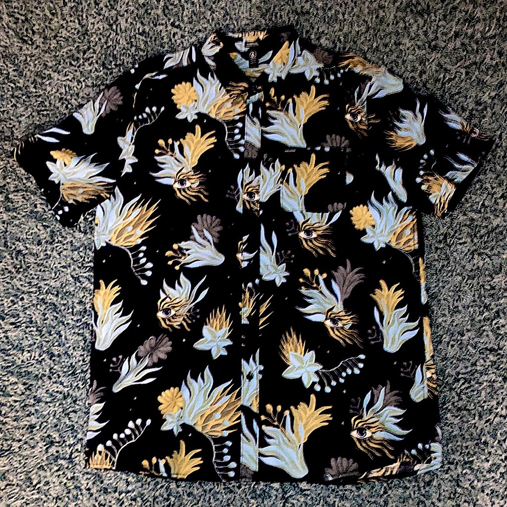 VOLCOM Flower Eyes SS Button Down Shirt in NAVY/MULTI_Size XXL